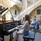 El patio del Institut d’Estudis Ilerdencs acogió ayer diversas actuaciones de pianistas del concurso.