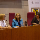 Montse Sanjuan i la periodista de SEGRE Anna Sàez van obrir l’entrevista a la premiada Carme Riera.