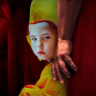 Cartell del documental amb una imatge del petit Osel, vivint en un monestir del Tibet.