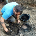 Un arqueólogo excavando uno de los hornales del yacimiento.
