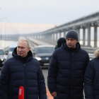 Vladímir Putin va anar ahir a Crimea a visitar les obres de reparació del pont de l’Estret de Kertx.