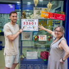Albert Ybarz y Ana Estany posan ayer con el número ganador del primer premio de la Lotería Nacional.