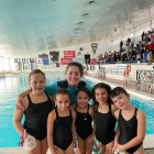 Las nadadoras del CN Lleida junto a su entrenadora.