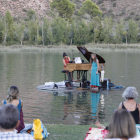 Un momento del recital ayer de Le Piano du Lac en las aguas del Segre en Sant Llorenç de Montgai.