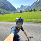 Kilian Jornet, entrenant-se amb bicicleta per la lesió al maluc.