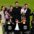 Sergio Busquets, acompanyat per la seua família, durant l’acte de comiat d’ahir al Camp Nou.