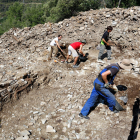Arqueólogos durante los trabajos de excavación llevados a cabo en Pui de la Pobla de Segur.