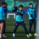 Gavi, durante el entrenamiento y detrás suyo Bellerín que se ha ido al Sporting de Lisboa.