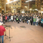 La plaza Ricard Viñes acogió ayer un recital por la paz y contra las guerras de corales de Lleida.