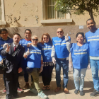 Voluntarios del Centro Latinoamericano recogen colillas en el Eix Comercial