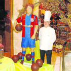 Prats con la figura de chocolate del futbolista Bojan Krkic.
