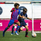 Un jugador del Barça i un de l’Atlètic Lleida pugnen per una pilota en l’edició de l’any passat.