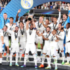 Los jugadores del Madrid levantan la Copa, ayer en el Olímpico de Helsinki.