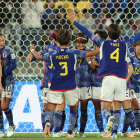 Les jugadores japoneses celebren un dels quatre gols amb què van superar Espanya.