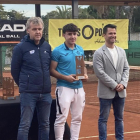 Sergi Viles, del CN Lleida, con su trofeo.