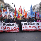 Líderes de sindicatos al frente de una marcha en París.