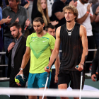 Zverev, con muletas, junto a Nadal tras lesionarse ayer.