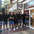 Miembros del Rodi Balàfia Vòlei, junto a una oficina de Ilertravel, nuevo patrocinador del club.