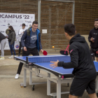 Dos de los participantes que compitieron en el campeonato de tenis de mesa durante la jornada.