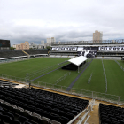 Vista general de l’estadi del Santos, en què s’han instal·lat unes carpes per al vetllatori de Pelé.
