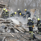 Bombers buscant víctimes després d’un atac a Kíiv.