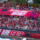 El club de fans de Marc Márquez, pilot absent a Jerez per lesió, mostra una pancarta de suport.