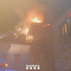 Hasta nueve dotaciones de los bomberos han trabajado en el incendio de una casa de 3 plantas en Alins.