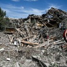 Una vivienda en ruinas por los bombardeos rusos en Kushuhum, en la región de Zaporiyia.
