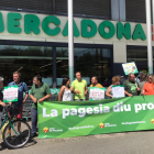 Ganaderos protestando frente a un supermercado por el bajo precio de la leche.