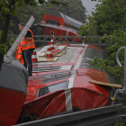 Los servicios de emergencias trabajando en el lugar del accidente.