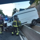 Una furgoneta va quedar suspesa a la meridiana després del xoc.