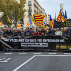 Decenas de personas con banderas de la estelada y una pancarta encabezan una manifestación de la ANC en Barcelona contra la reforma del Código Penal.