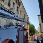 Bomberos y Mossos d’Esquadra, ayer en el saneamiento de fachada tras los desprendimientos. 