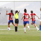 Andrea Gómez, resignada durant la celebració del primer gol del Granada poc després de l'equador de la primera meitat, obra de Laura Pérez.