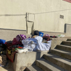Els estris d’una persona sense llar en un racó del carrer Gairoles, al Centre Històric, ahir.