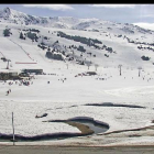 Las instalaciones de Baqueira-Beret con algunos esquiadores ayer por  la mañana.
