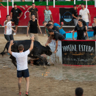Jóvenes participando en el acto taurino organizado durante la fiesta mayor de Vidreres y denunciado por AnimaNaturalis.