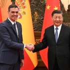Pedro Sánchez y Xi Jinping se dan la mano momentos antes de su reunión en Pekín.