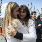 La líder de Junts, Laura Borràs, abrazando el jueves a su hija Marta tras ser condenada.