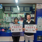 Antonia y Oriol, ayer con el número de la Lotería premiado. 