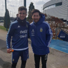 El jugador del Lleida presiona a Messi en un entrenamiento.