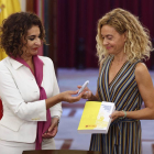 La ministra Montero entrega els pressupostos a la presidenta del Congrés, Meritxell Batet.