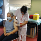 Una dona, rebent una vacuna en un CAP de Lleida.