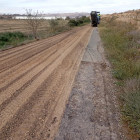 Trabajos para convertir en camino de tierra un tramo de la carretera de Castelldans a Cervià (izquierda) e imagen del mal estado que presenta la calzada. 