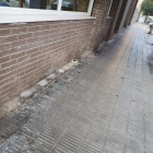 La acera de la calle Josep Carner, llena de orines y oxidada. 