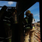 Els Bombers, treballant a l'incendi d'aquest divendres a Sant Llorenç de Morunys.