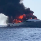 VÍDEO. Un incendio destruye un yate de 45 metros de eslora en Formentera