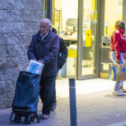 Consumidores ayer saliendo de un supermercado de Lleida ayer, primer día de rebaja del IVA. 