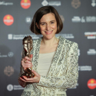 La directora d''Alcarràs', Carla Simón, sostenint una estatueta dels Premis Gaudí