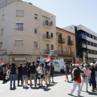 Miembros de la PAH y la CGT en las puertas del edificio.